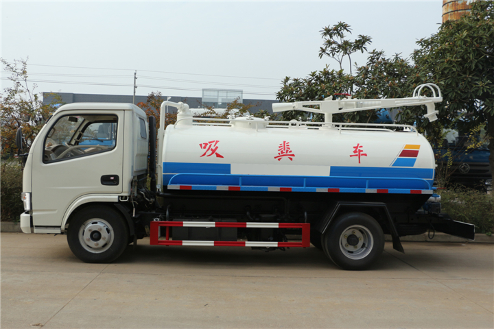 東風(fēng)小卡國(guó)五4.5方吸糞車(chē)