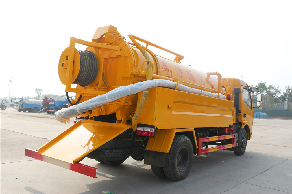 東風(fēng)大多利卡清洗吸污車