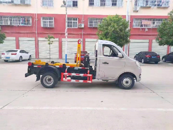 長(zhǎng)安國(guó)六汽油鉤臂（車(chē)廂可卸）式垃圾車(chē)（后雙輪）