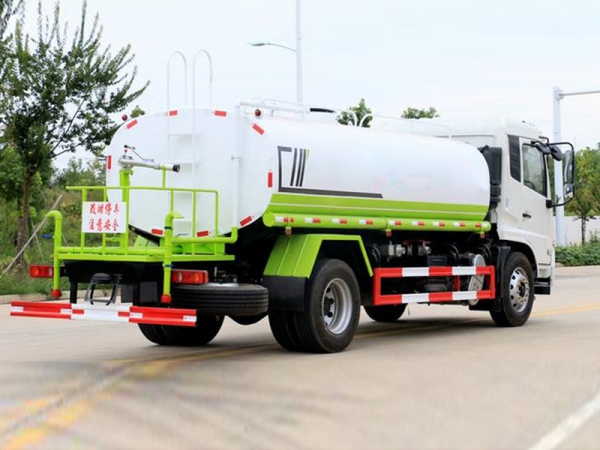國(guó)六15方東風(fēng)天錦灑水車(chē)