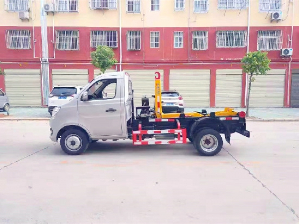 長(zhǎng)安國(guó)六汽油鉤臂（車(chē)廂可卸）式垃圾車(chē)（后雙輪）