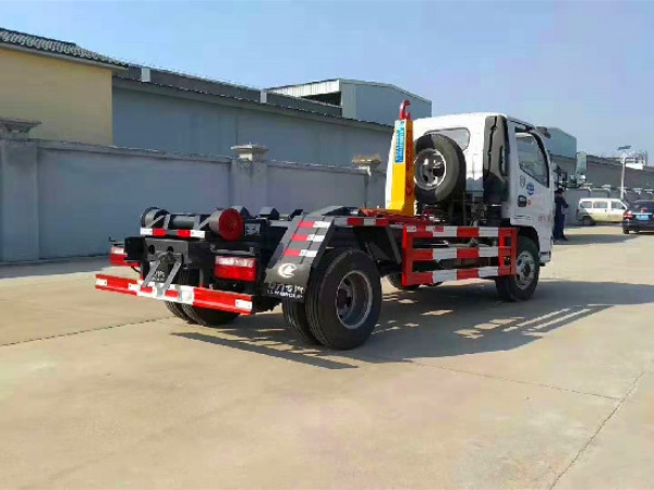 東風(fēng)小多利卡國(guó)六藍(lán)牌車(chē)廂可卸（鉤臂5方）式垃圾車(chē)